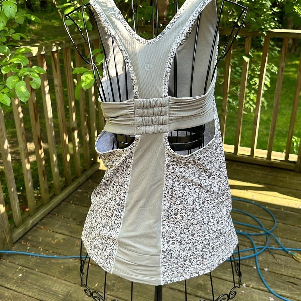 Lululemon Gray Silver Turbo Tank Top Floral Racerback Ruched fitted​​ - Picture 4 of 7